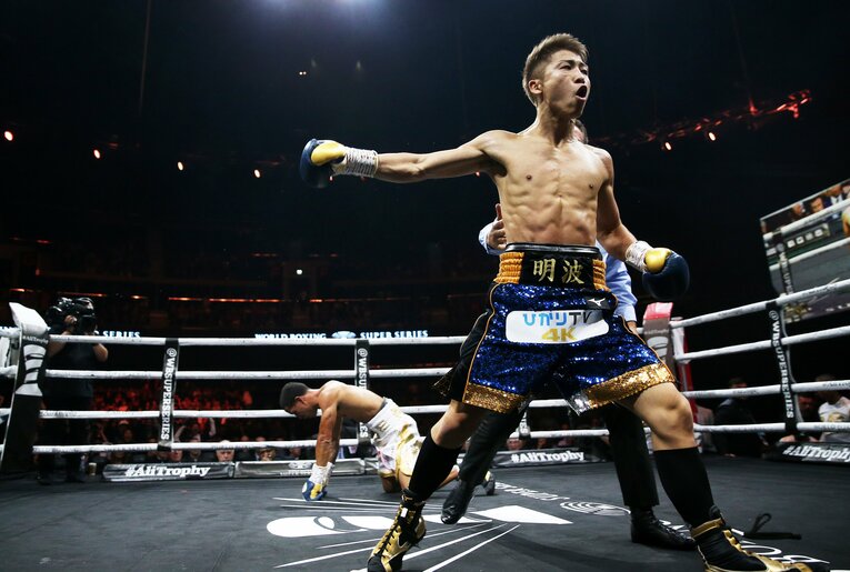 井上尚弥の強烈なボディで悶絶するエマヌエル・ロドリゲス　©EPA/JIJI PRESS