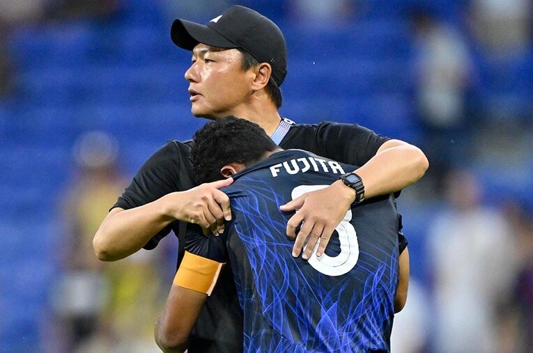 スペイン戦後、涙にくれる藤田譲瑠チマを抱きかかえる大岩剛監督。指揮官もまた、感極まる場面があった ／ photograph by Takuya Nakachi/JMPA