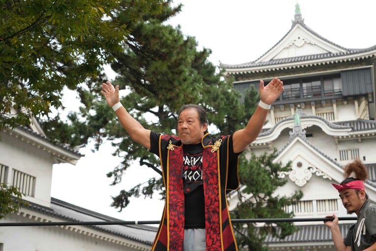 ファンの声援に応える“小倉城名誉城主”の藤波辰爾　©Essei Hara