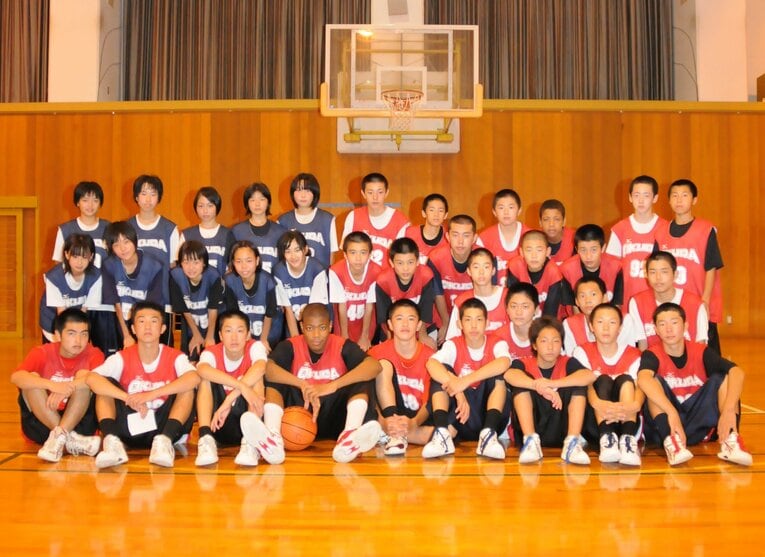 中学時代、全国準優勝のあとの集合写真。八村は最前列で笑みを浮かべる　©Futoshi Mikami