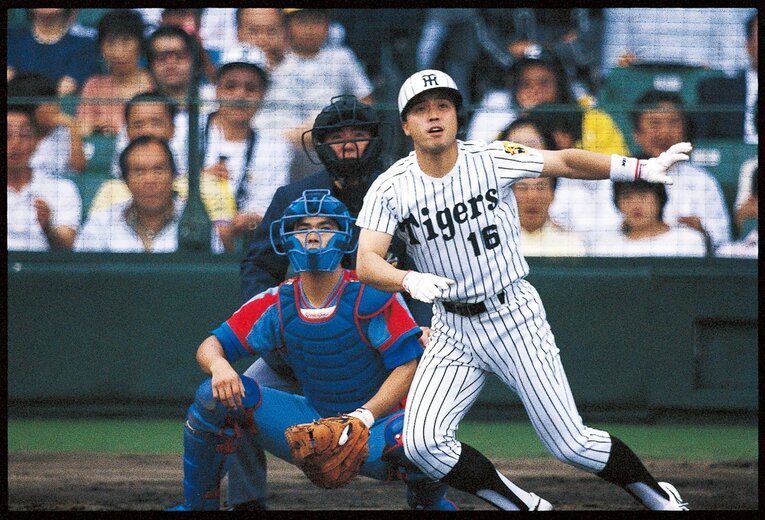 岡田彰布／1957年11月25日、大阪府生まれ。北陽高、早大を経て、'80年ドラフト1位で阪神に入団。同年新人王、'85年にはベストナインに輝く。オリックスを経て'95年限りで現役を引退し、'04年阪神の監督に就任。'05年のリーグ優勝を含め4年連続Aクラスにチームを導いた。'23年に再び阪神監督に就任し18年ぶりのリーグ優勝を果たした　©BUNGEISHUNJU