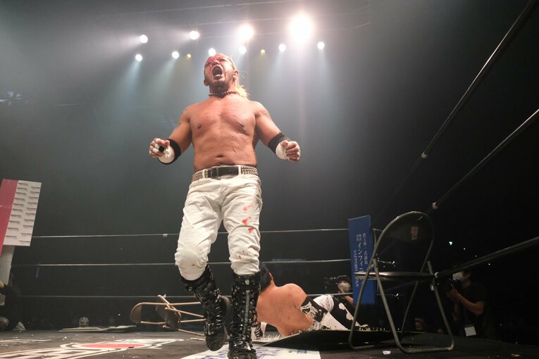 カリスマ葛西純「世の中は無駄な血を一滴も流すな」 頬を串刺し、人間ダーツ…それでもデスマッチが“ただの残虐ショー”ではない理由(13)