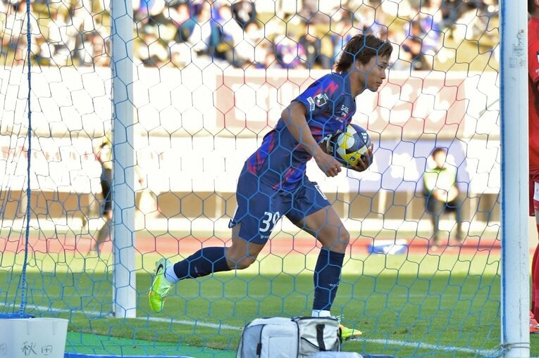 J2最終節で先制のPKを決めたカターレ富山の古川真人。すぐにボールを拾って駆け出す　©KATALLER TOYAMA