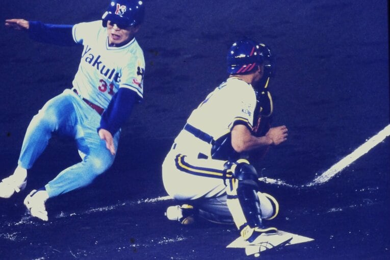 1995年、オリックスとの日本シリーズで本塁突入する真中。捕手は中嶋聡　©Takahiro Kohara
