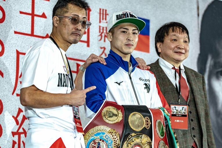 父の井上真吾トレーナー、大橋秀行会長と ／ photograph by Takuya Sugiyama