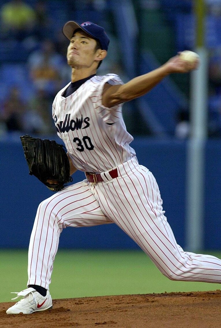 サイドに近いあたりまで腕を下げるフォームに変更した山部。2001年には背番号も30に変わった　©JIJI PRESS