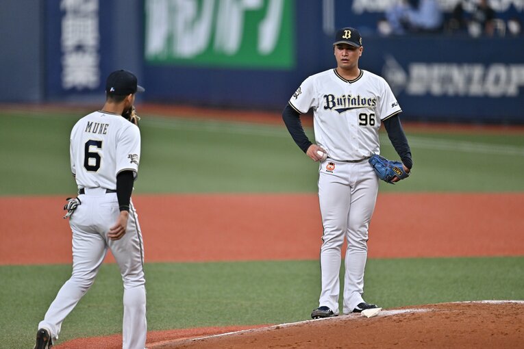 マウンドの宇田川のもとへ歩み寄る宗　©︎Hideki Sugiyama