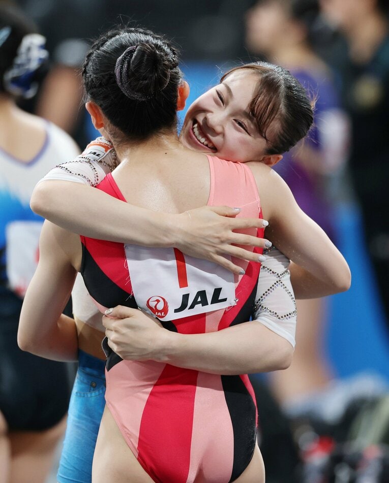 2位の岸里奈とハグ　©JIJI PRESS