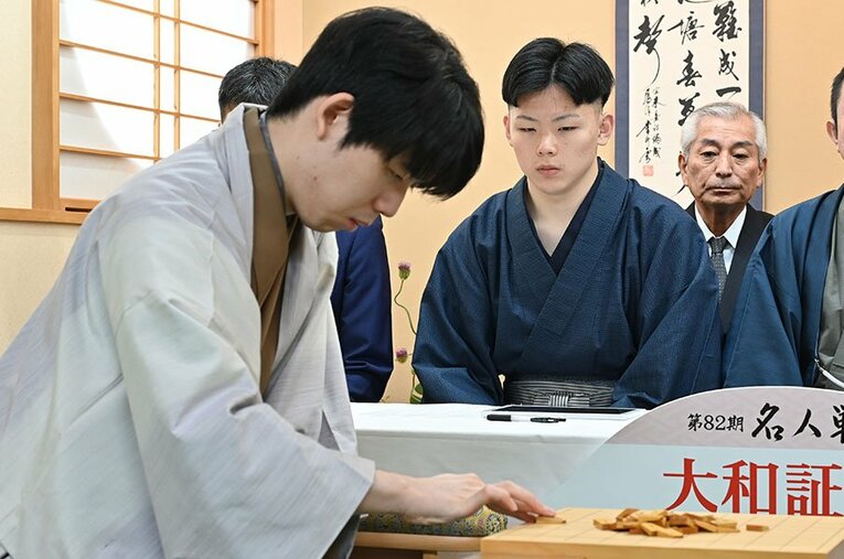 名人戦第5局での藤井聡太名人と記録係の廣森航汰三段 ／ photograph by 日本将棋連盟