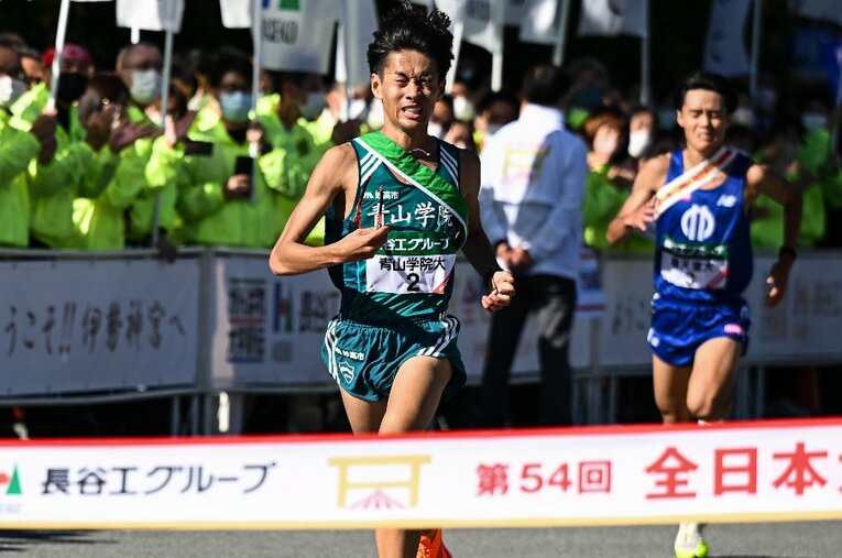 11月6日の全日本大学駅伝。3位でゴールする青学大8区の宮坂大器（4年）、1秒後に4位順大が迫っていた ／ photograph by Nanae Suzuki