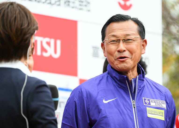 インタビューを応える大八木監督もどこか嬉しそう　©Nanae Suzuki