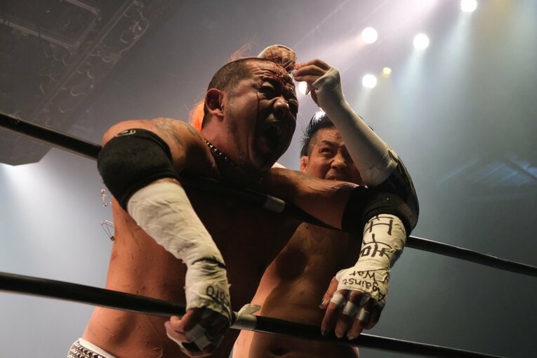 カリスマ葛西純「世の中は無駄な血を一滴も流すな」 頬を串刺し、人間ダーツ…それでもデスマッチが“ただの残虐ショー”ではない理由(10)