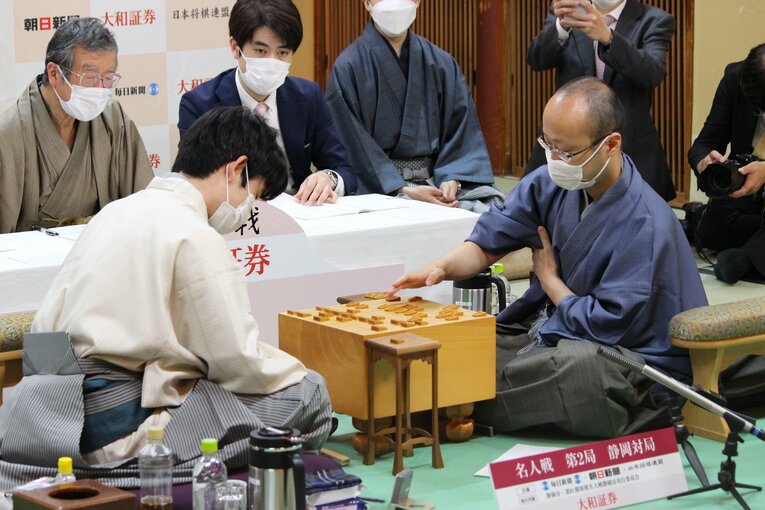 感想戦を行う渡辺名人と藤井竜王　©Number Web