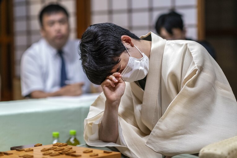 感想戦での藤井　©Takuya Sugiyama