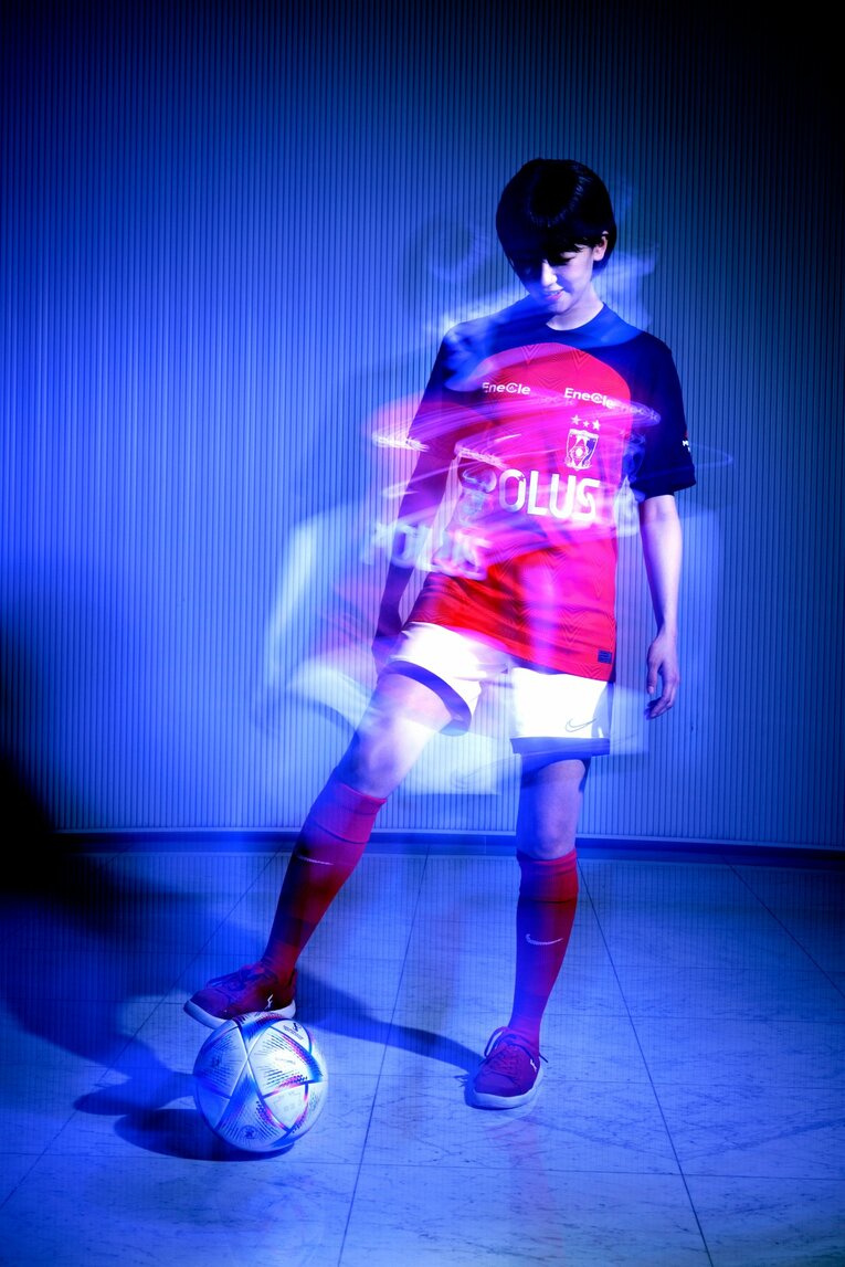 眞嶋さんの「ウマすぎリフティング」連続写真　©Kiichi Matsumoto