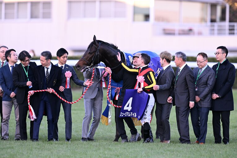 ミュージアムマイルの口取り式。皐月賞、有馬記念と例年なら年度代表馬の有力候補といえる実績を残した　©Keiji Ishikawa