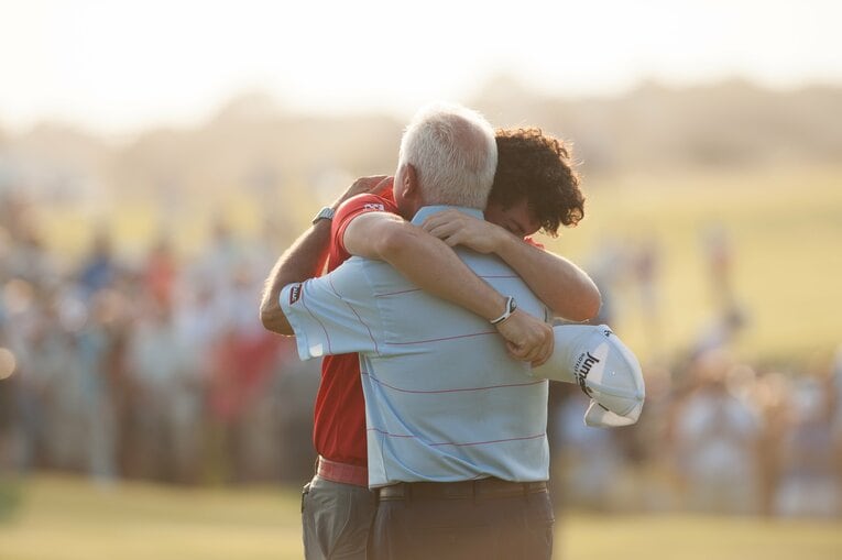 圧勝劇ではあったが、マキロイは最終ホールで父とともに涙を流した（2012年）　©︎Getty Images