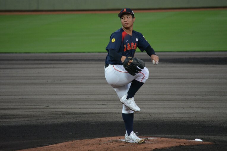 末吉良丞の投球フォーム（2枚目／全4枚） ©Takarin Matsunaga