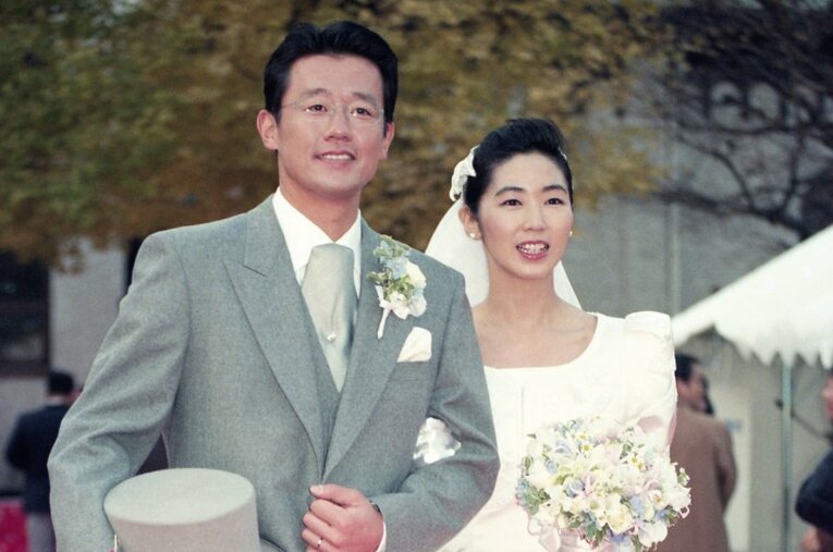 1995年に結婚した古田敦也（当時ヤクルトスワローズ）と中井美穂 ／ photograph by Sankei Shimbun