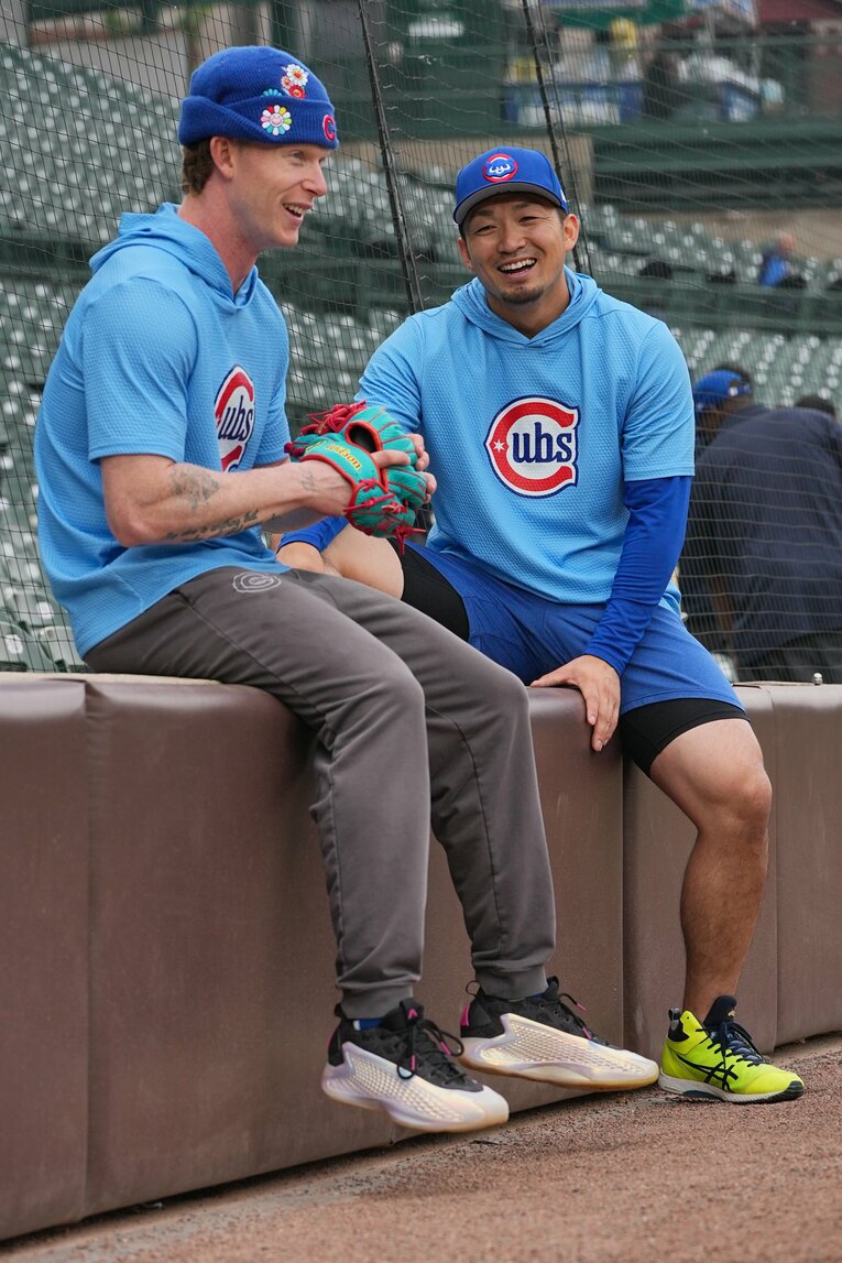 試合前のPCAと鈴木　©Getty Images