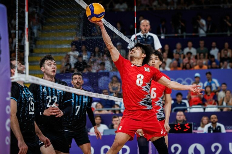 会場を沸かせた関田誠大のワンハンドトス　©︎Volleyball World