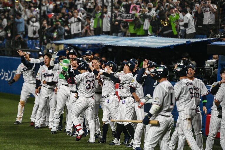 内山を祝福で迎え入れるヤクルトベンチ　©︎Nanae Suzuki