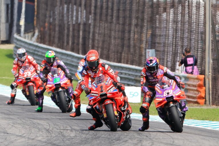 マーレシアGPで息詰まる熱戦を繰り広げたバニャイア（左）とマルティン　©Satoshi Endo