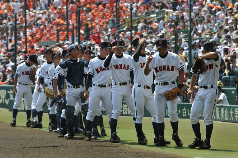 2010年、甲子園春夏連覇を達成した興南高校ナイン　©BUNGEISHUNJU
