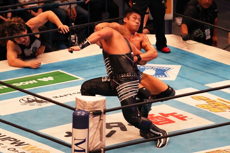 SANADAがEVILを仕留めたフィニッシュのデッドフォール