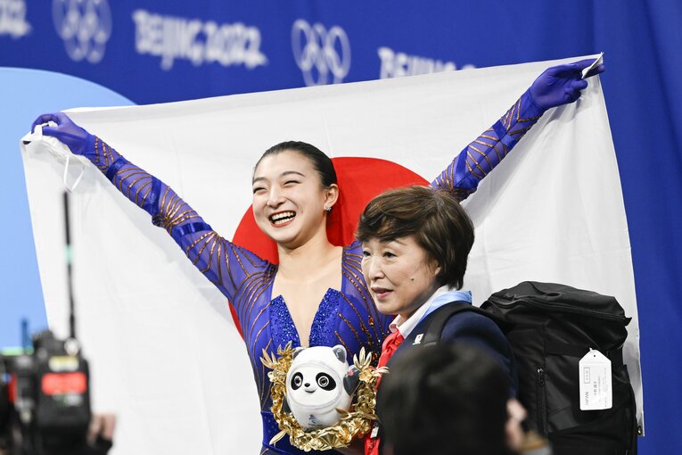 北京五輪で銅メダルを獲得し喜ぶ坂本花織と、中野園子コーチ　©Asami Enomoto/JMPA