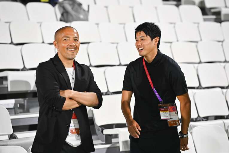 スペイン戦前日の練習に現れた小野伸二と内田篤人　©Takuya Kaneko／JMPA