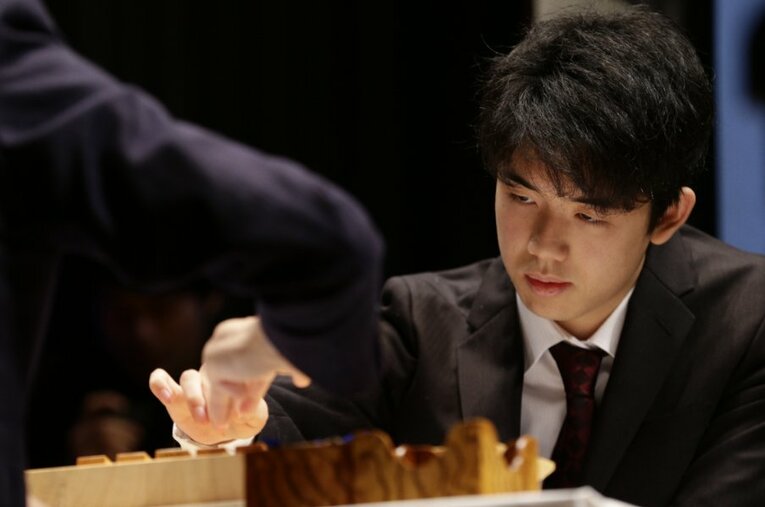 15歳の藤井聡太はスポーツ紙の対談企画で1歳年下の張本智和と卓球で対戦。張本のサーブに当初は苦戦した藤井だったが… ／ photograph by Tadashi Shirasawa