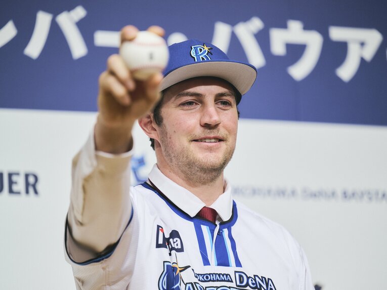 ボールを手にするバウアー　©Yuki Suenaga