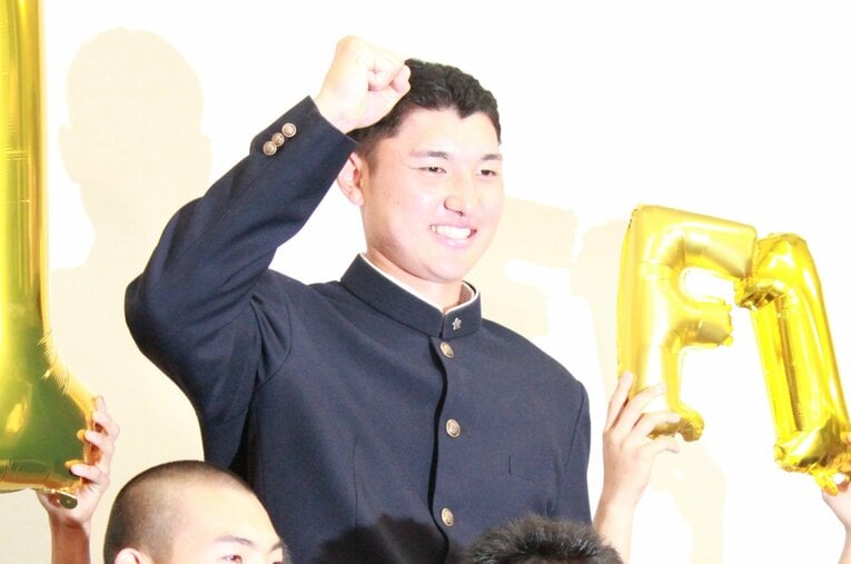 日本ハムから1位指名を受け、チームメートに担がれて笑顔を見せる菰田 ／ photograph by Yusuke Kondo