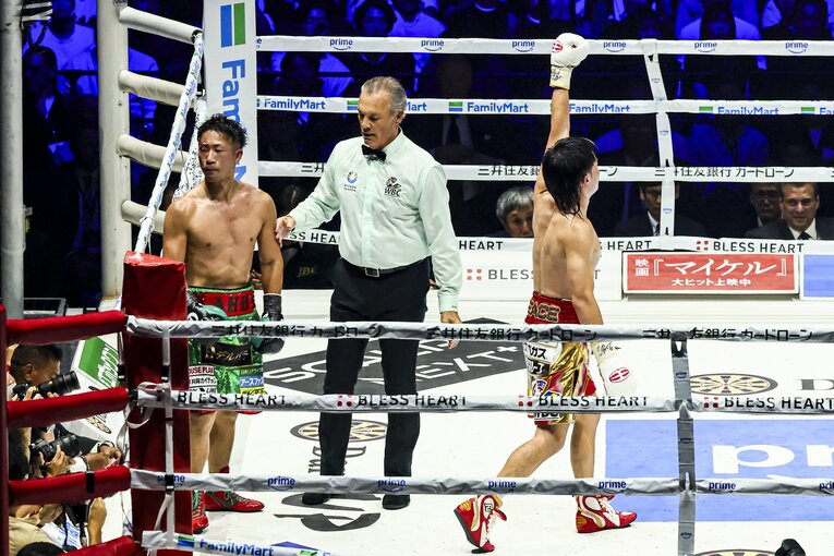 試合終了の瞬間。左手を掲げた那須川天心だったが…　©Susumu Nagao