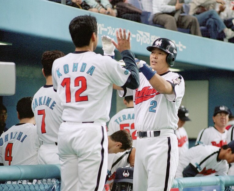 現役時代の鈴木貴久さん（右）。勝負強い打撃と闘志溢れるプレーで近鉄ファンから愛された　©︎JIJI PRESS