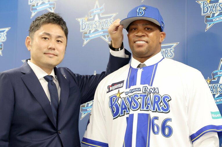 今季途中に獲得したビシエド（右）に帽子をかぶせるDeNA萩原本部長（左）。阪神追撃へ、新戦力補強の真意を直撃した ／ photograph by SANKEI SHIMBUN