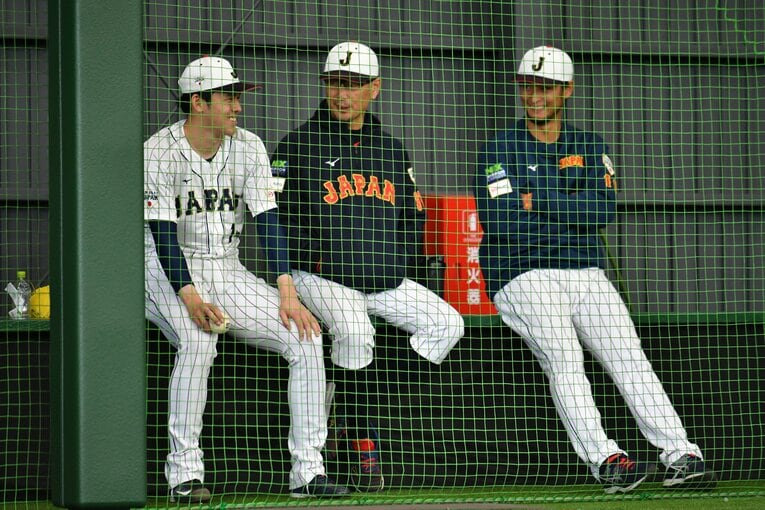佐々木と吉井コーチ、ダルビッシュ　©︎Hideki Sugiyama