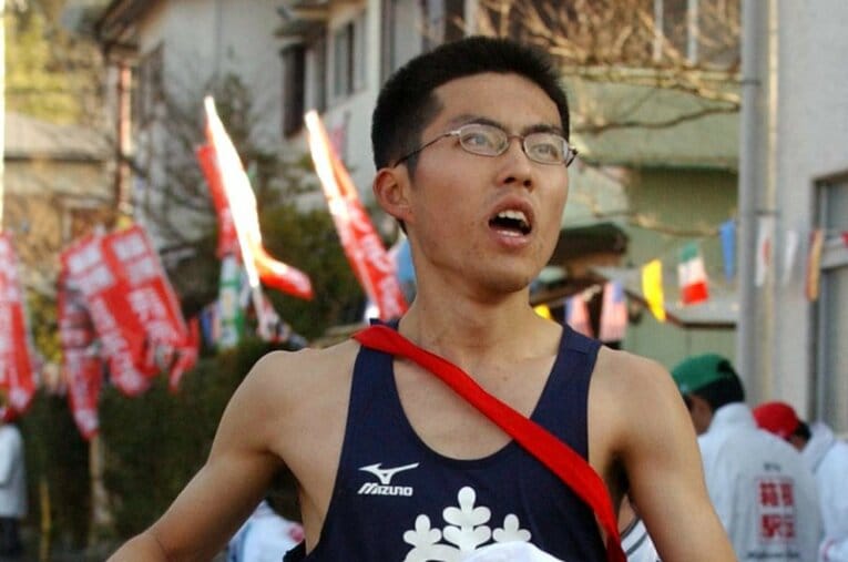 2004年の第80回箱根駅伝で驚異的な走りを見せた鐘ヶ江幸治。9人抜きで5区の区間賞を獲得し、MVPにあたる金栗四三杯を授与された ／ photograph by Sankei Shimbun