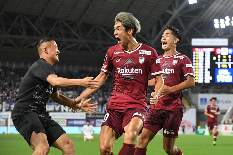 後半ATに決勝ゴールを決めて吠える大迫勇也