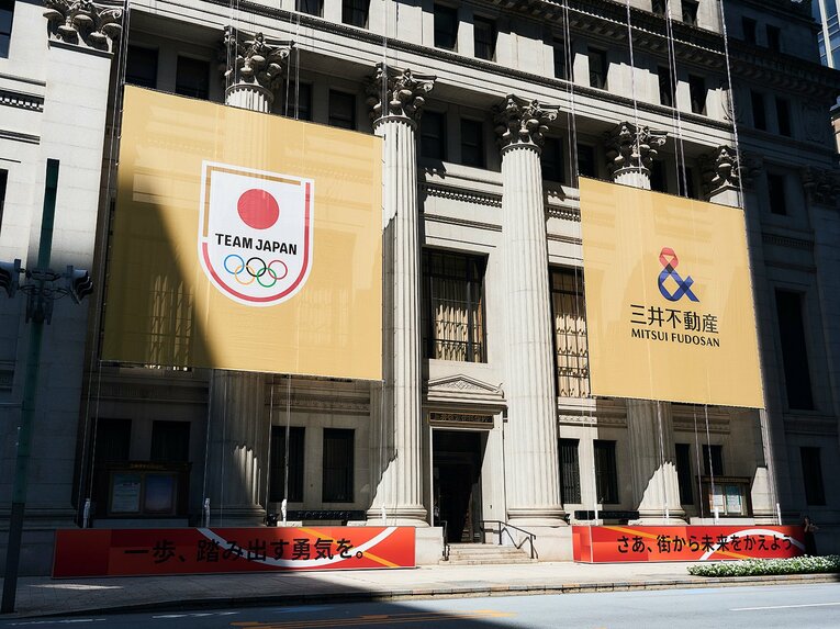 三井本館に掲出されているバナー　©日本橋シティドレッシング 2024