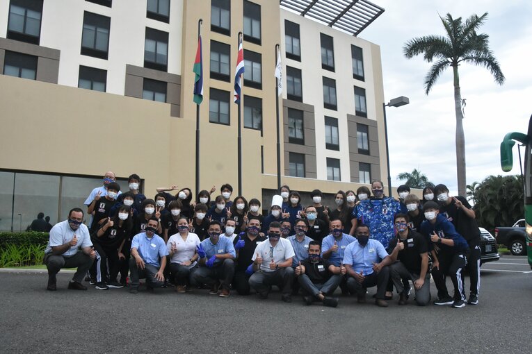 大会中、お世話になったホテルスタッフと集合写真を撮る選手たち　©︎JFA/PR