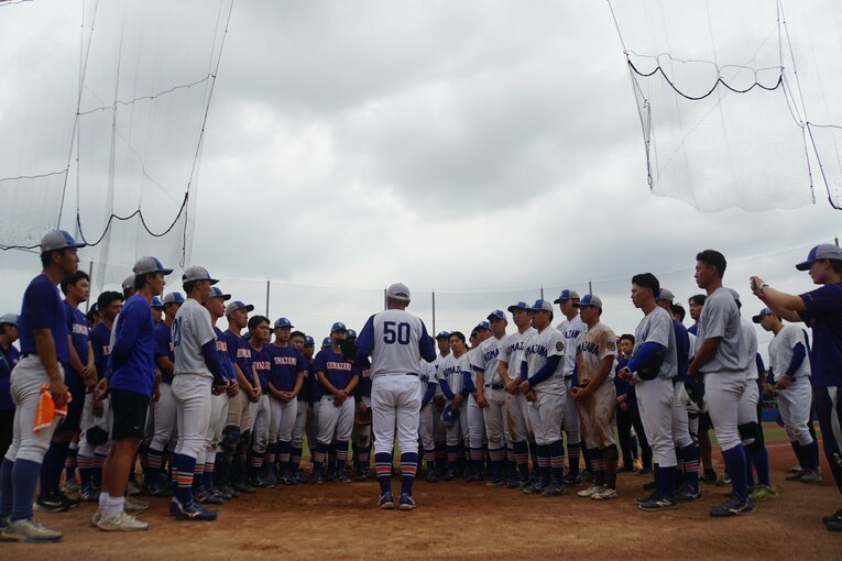 円陣で熱を込めて話をする香田　©Kei Nakamura