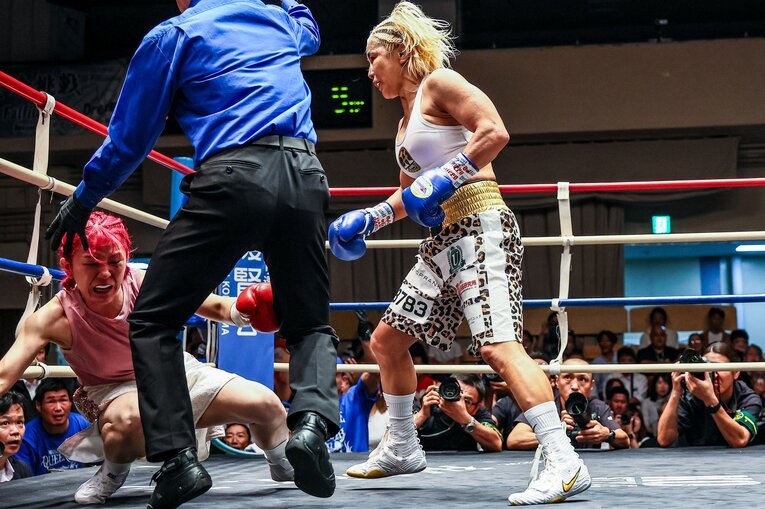山本美憂の強烈な右で田口智香が崩れ落ち、レフェリーが試合をストップした瞬間　©Susumu Nagao