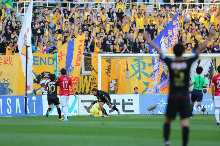 赤嶺の鋭い動き出しによるゴールに、仙台サポーターも歓喜した　©︎J.LEAGUE