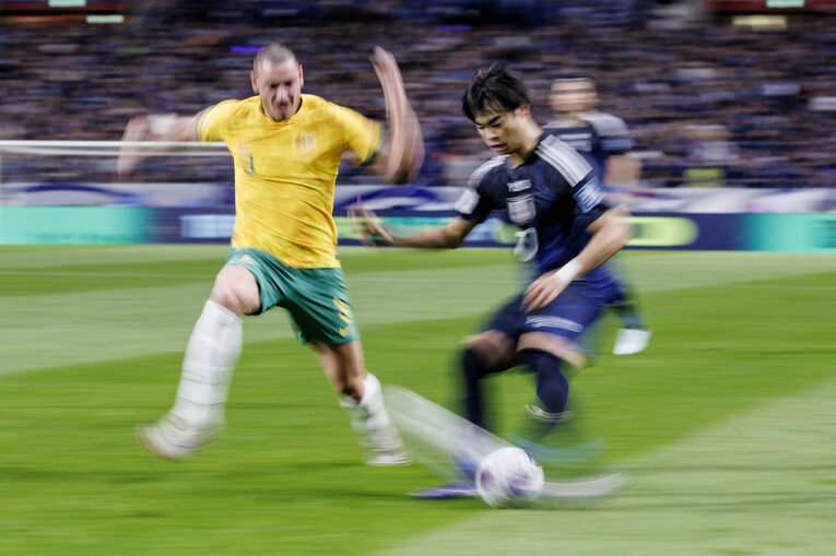 三笘薫の「超高速ドリブル」（4枚目／全4枚）©Kiichi Matsumoto