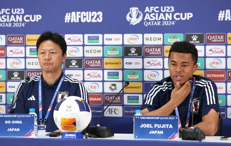 前日会見に臨んだ大岩監督と藤田譲瑠チマ　©JIJI PRESS