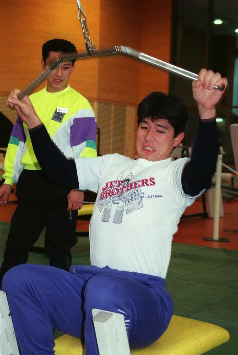 自主トレで筋力アップを図る野茂（1991年撮影）　©JIJI PRESS