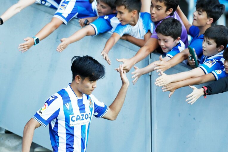 「クボの献身に仲間、ファンも徐々に心を」ソシエダサポが選ぶMVP久保建英…愛された1年目を“2000枚超撮影”カメラマンが見た名シーン(5)