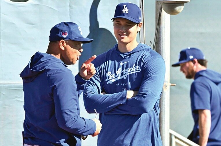 大谷の周りは英語が飛び交う。ロバーツ監督の指示を聞く ／ photograph by JIJI PRESS